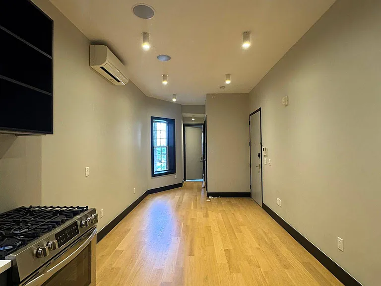 41 Van Wagenen Ave #4L — Photo 1
