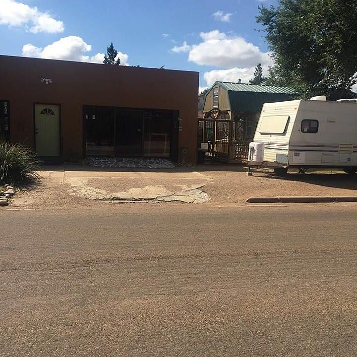 2nd image of 407 E 6th St