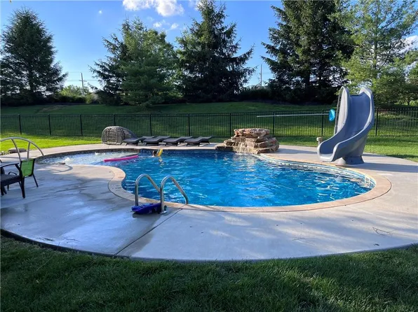 15933 Ballentine St, Overland Park, KS 66062