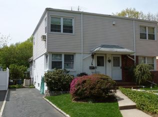 6720 211th St, Oakland Gardens, NY 11364