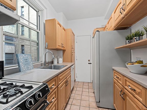 4th image of 677 W End Ave APT 10A