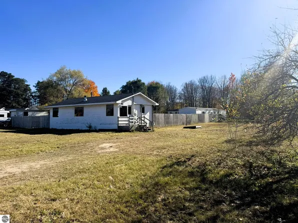 8034 Garfield St NW, Rapid City, MI 49676