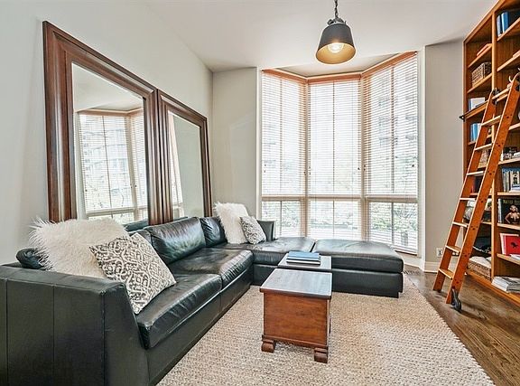 3rd image of 439 N McClurg Ct