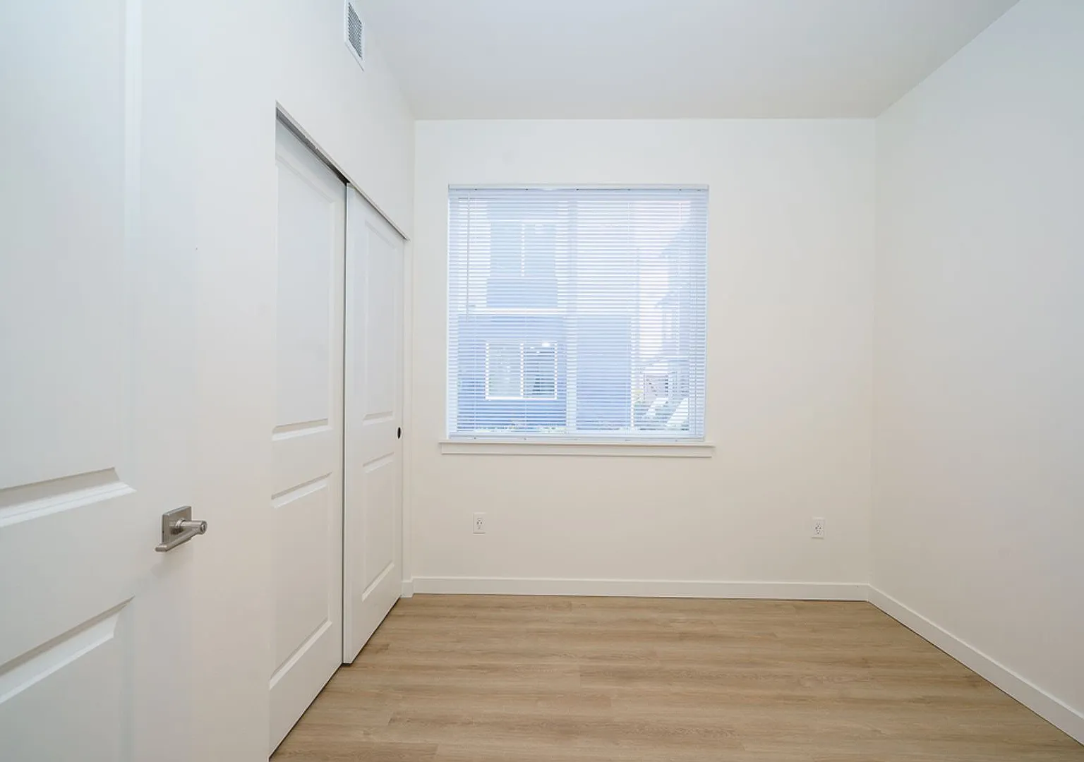 Modern Luxury 1 BD / 1 BA - Ask about Move In Special — Photo 4