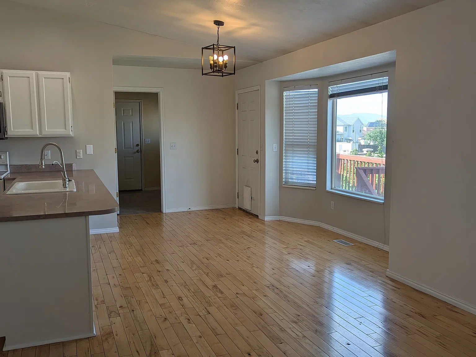 5 bed, 2895 sqft, $2,995 — Photo 4