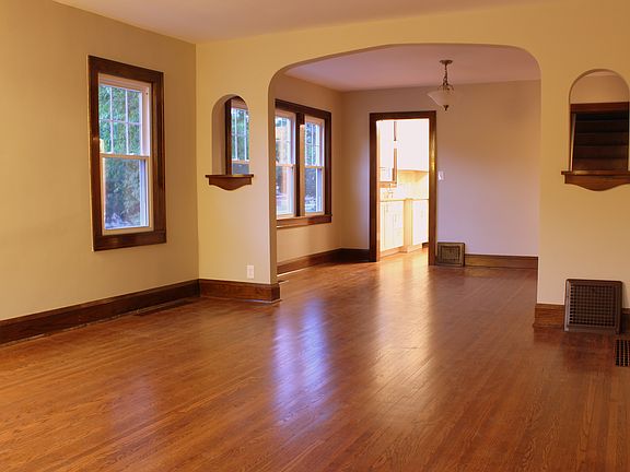 4th image of 3049 Lincoln St NE