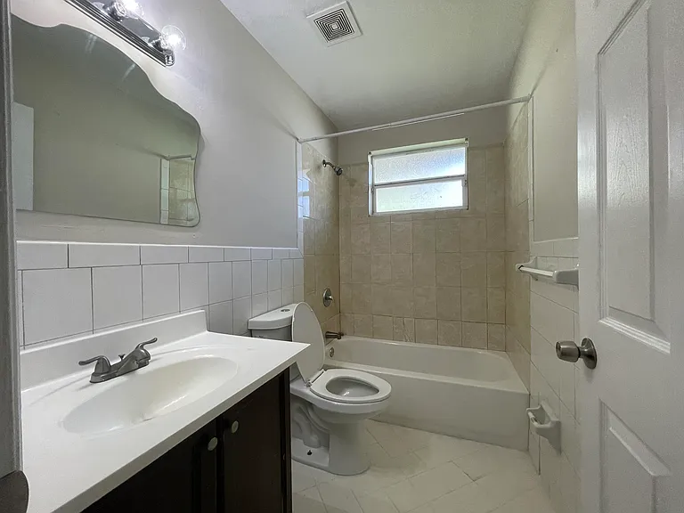 216 NW 12th St #1 — Photo 14