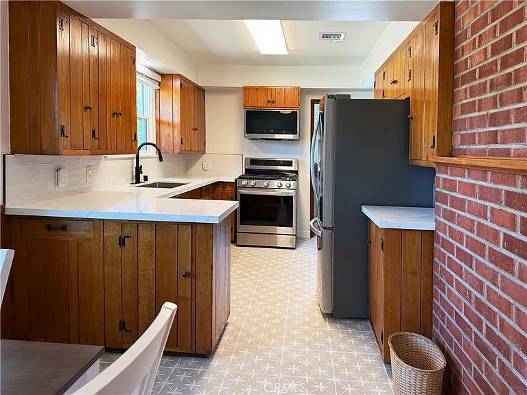 416 Drake Rd — Photo 5