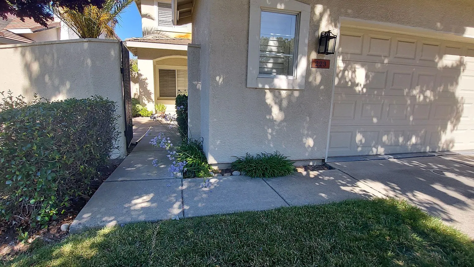 East Roseville, Quiet, Peacful Setting, Beautiful Courtyard entrance 3 Bedroom 2.5 Bathroom, Loft... — Photo 2