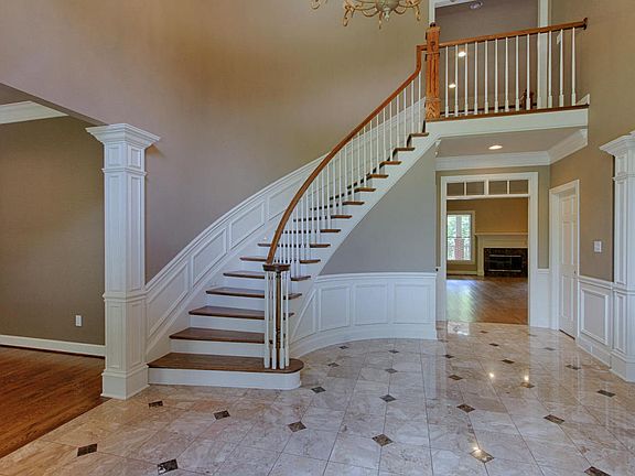2nd image of 1402 Lismore Ln