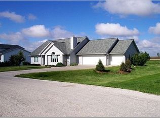 527 Uthoff Dr, Walford, IA 52351
