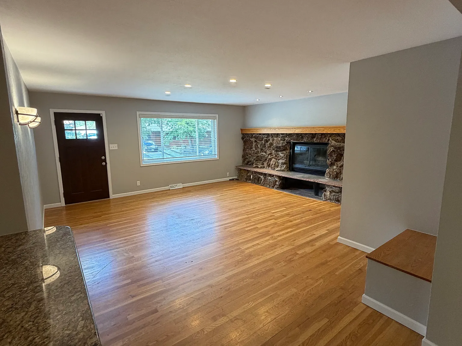 4 bed, 2300 sqft, $4,000 — Photo 2