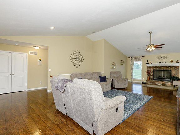 3rd image of 202 Willow Walk Estates Dr