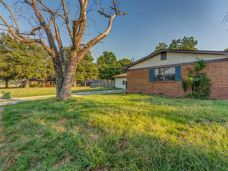 121 E Pecan St — Photo 6