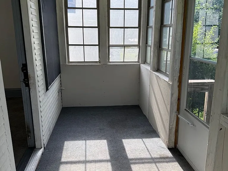 1015 Charles Ave — Photo 2