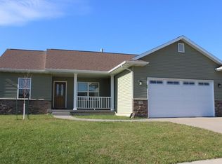 320 Rosslare St, Marion, IA 52302