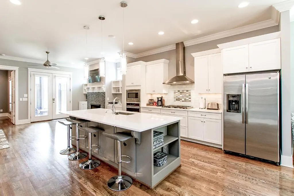 4 bed, 3.5 bath, 2736 sqft, $4,000 — Photo 1