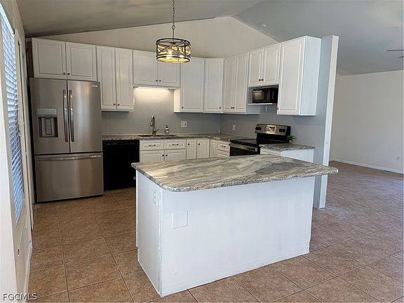 5th image of 2948 SW 5th Pl