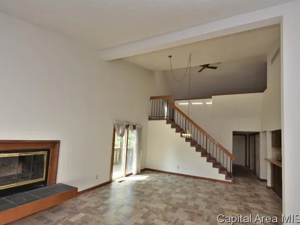 87 Country Pl, Springfield, IL 62703