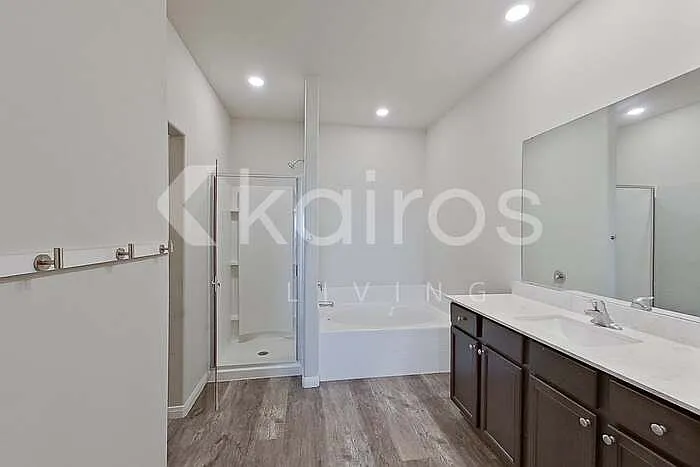 712 Saint James Pl — Photo 9