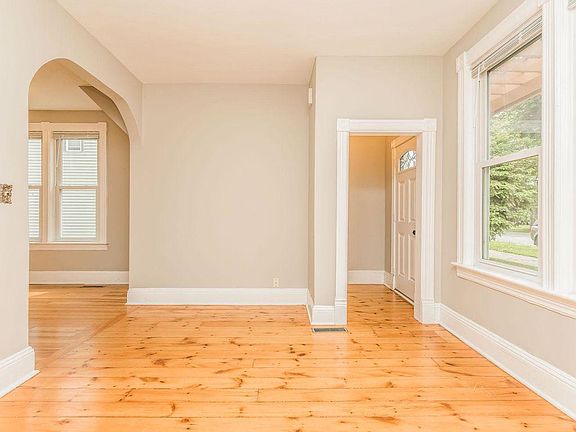 3rd image of 1053 Charles Ave