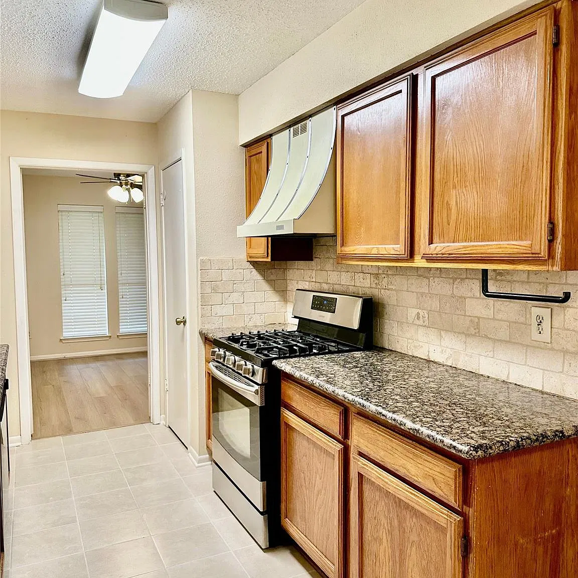 5 bed, 2.5 bath, 2267 sqft, $2,195 — Photo 4