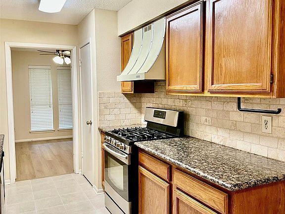 4th image of 3022 Sam Houston Dr