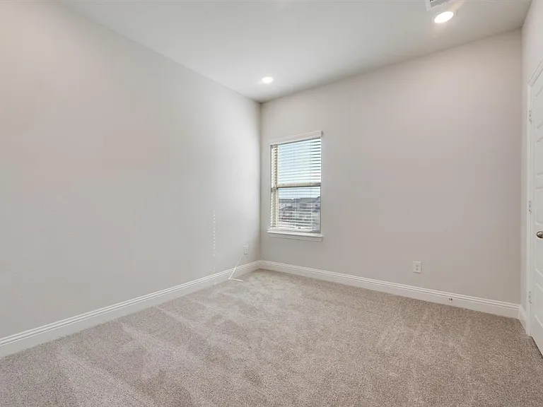 7009 Sunset Blvd — Photo 22
