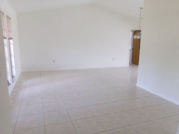 3rd image of 33 SE 12th Ct