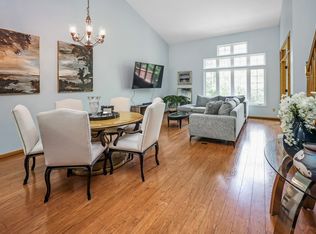 902 Kimberly Ln, Chanhassen, MN 55317