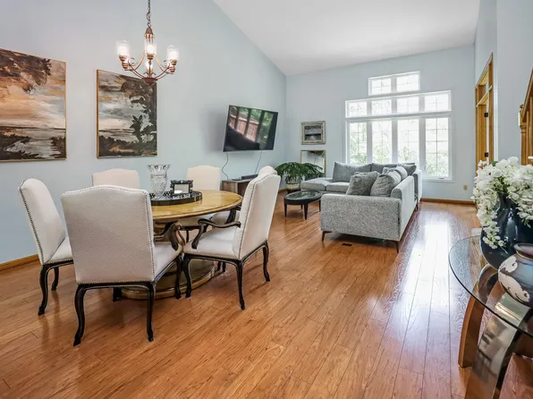 902 Kimberly Ln, Chanhassen, MN 55317