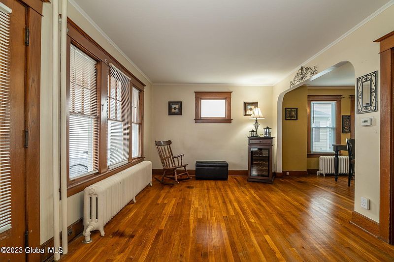 5th image of 42 Twiller Street