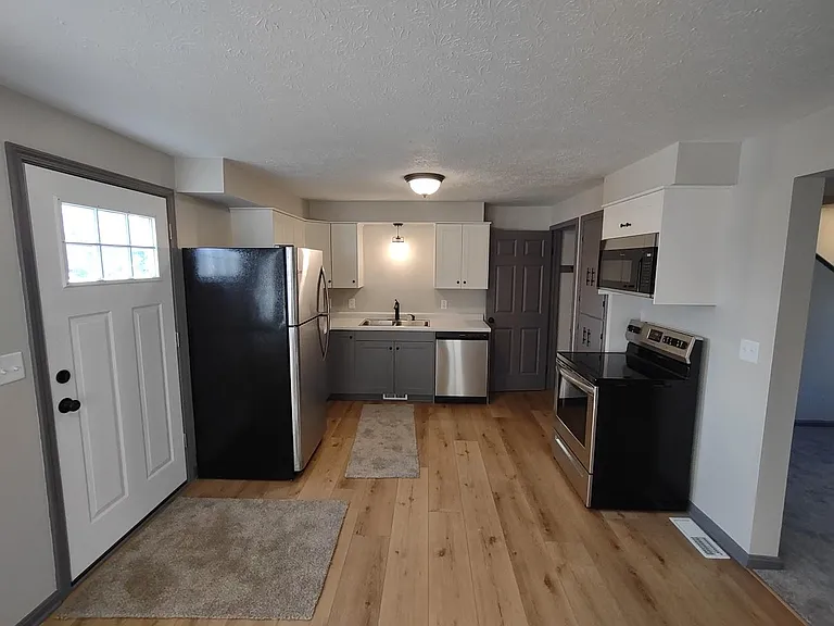 304 Parkland Ave SW — Photo 2