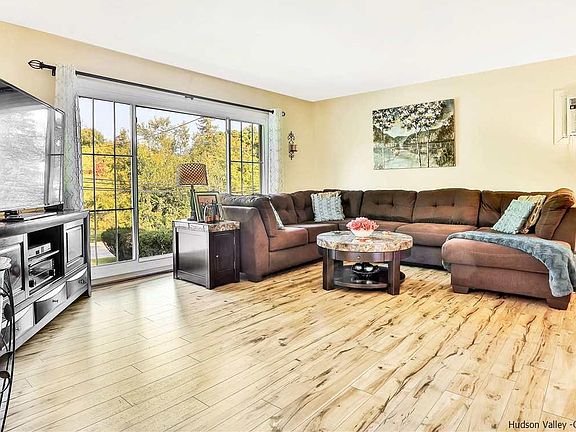3rd image of 222 Vineyard Ave