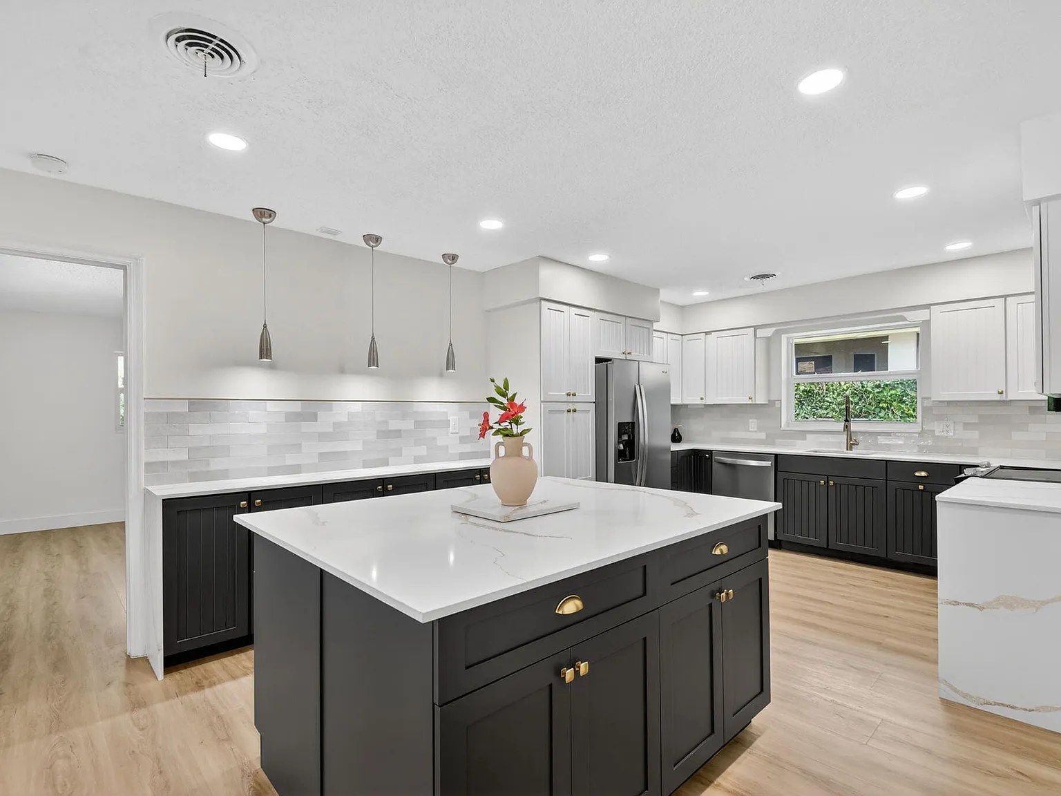3 bed, 2.5 bath, 1676 sqft, $7,000 — Photo 3