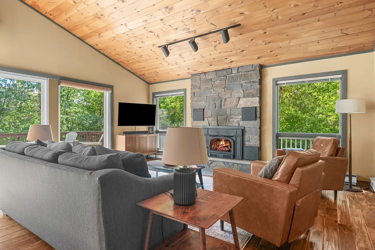 3 bed, 2.0 bath, $6,187 — Photo 1