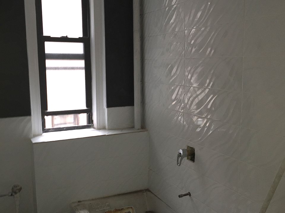 2nd image of 366 Wadsworth Ave APT 21