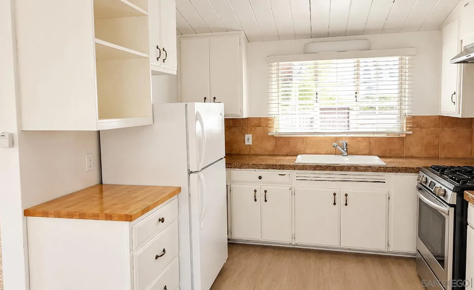 2 bed, 1.0 bath, 884 sqft — Photo 4