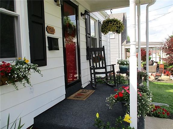 4th image of 703 Ash St