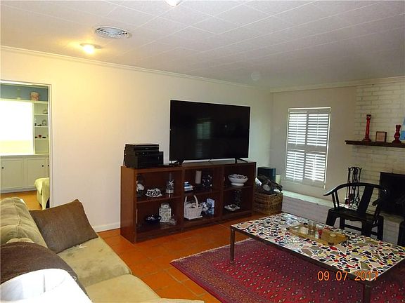 5th image of 909 Coral Pl
