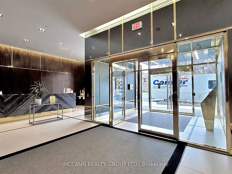 3018 Yonge St #UPH8 — Photo 3