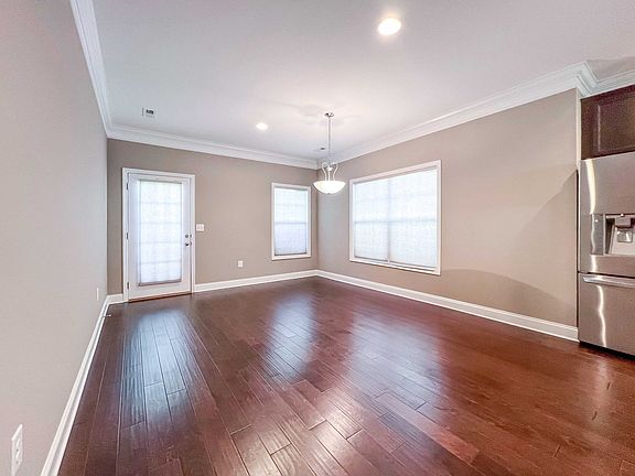 5th image of 104 Fallberry St