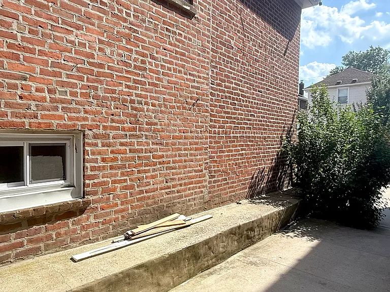 1060 Rhinelander Ave — Photo 14