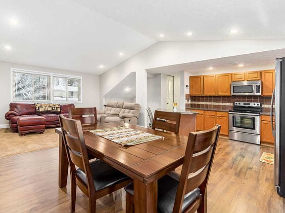 3rd image of 842 McDonell Dr