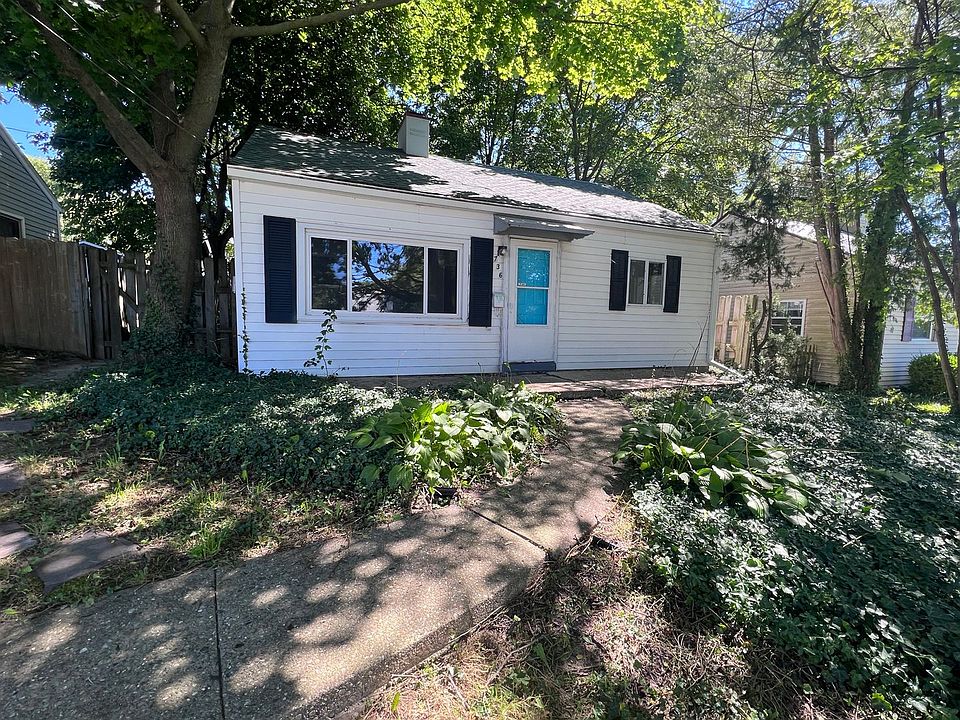 1st image of 736 Emerald Ave NE