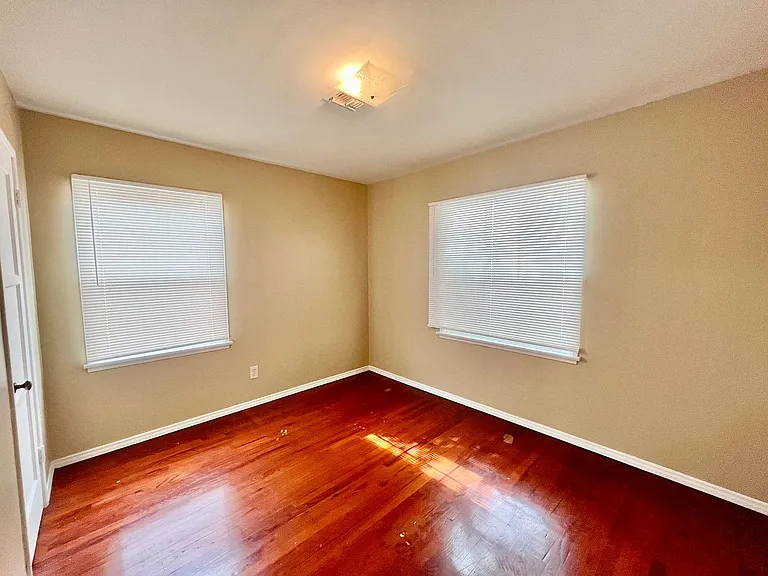 1828 Rowan St — Photo 6