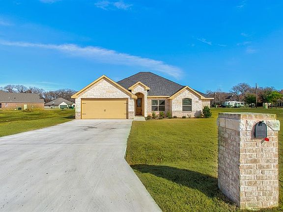 3rd image of 301 Courtney Cir