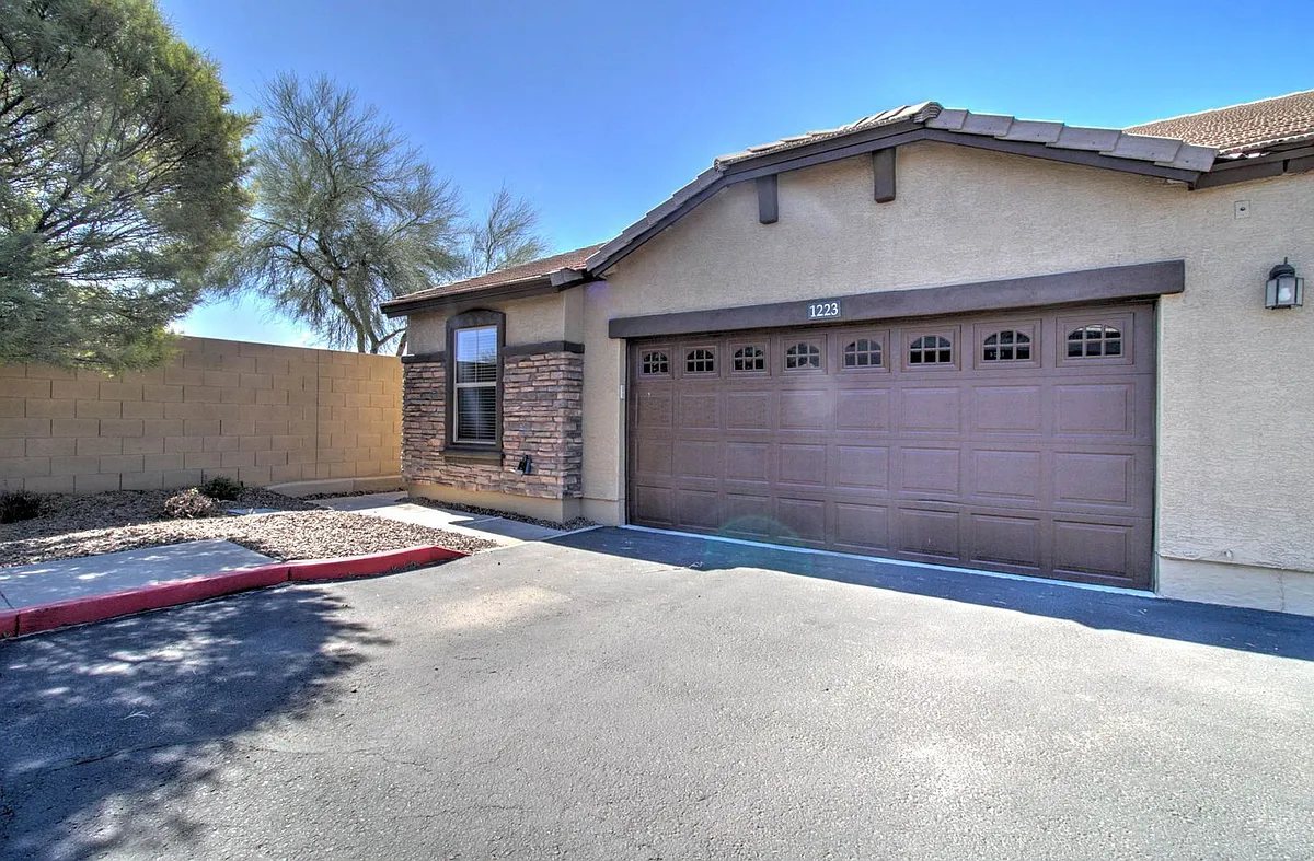 Photo 2 of 34 - 2725 E Mine Creek Rd #1223 - Phoenix, AZ Building Photo - 2725 E Mine Creek Rd #1223