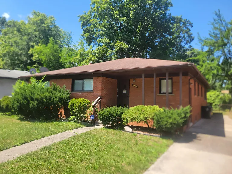 24011 Seneca St — Photo 18