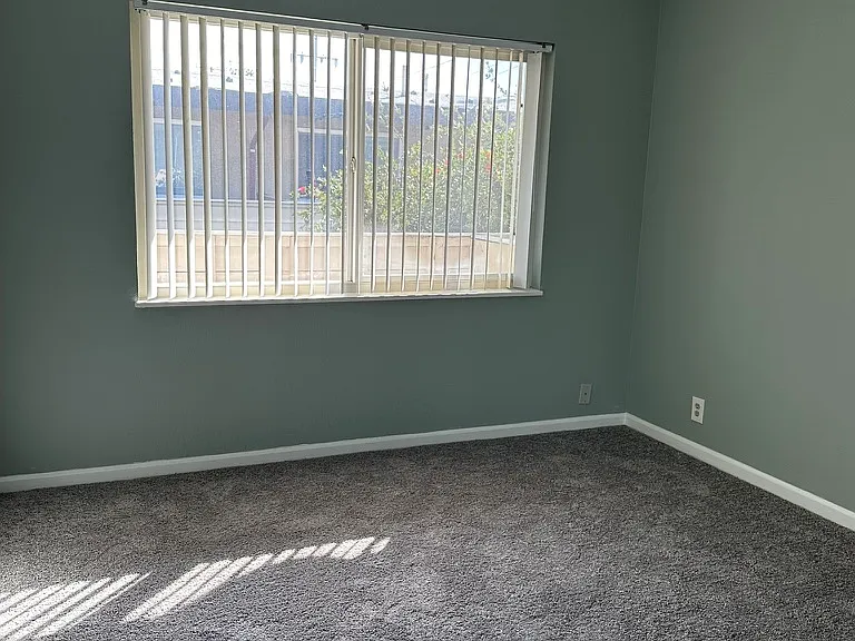 2930 Macarthur Blvd #8 — Photo 10